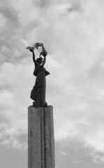 Статуя на площади Победы