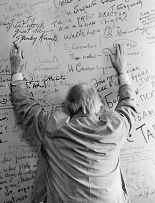 Знаменитая стена кабинета с автографами друзей