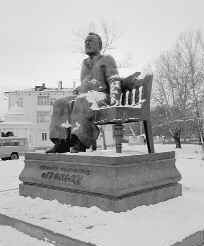  Памятник Лескову