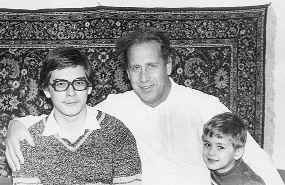 В.КРАПИВИН СО СВОИМИ СЫНОВЬЯМИ