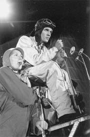 СЦЕНА ИЗ СПЕКТАКЛЯ «ПОЛЕТ ЧЕРЕЗ ОКЕАН»