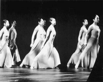 СЦЕНА ИЗ СПЕКТАКЛЯ “КУДА ПЛЫВЕТ ТРОСТНИК”