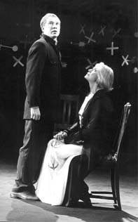 СЦЕНА ИЗ СПЕКТАКЛЯ. Л.МАКСАКОВА И Е.МИРОНОВ