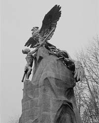 Памятник “с орлами”