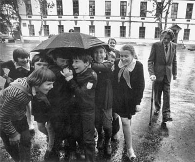 УЧИТЕЛЬ ДМИТРИЙ НИКИТОВИЧ ПРОНИН. ГОРОД ОБОЯНЬ КУРСКОЙ ОБЛАСТИ. 1983 Г. ФОТОГРАФИЯ ПАВЛА КРИВЦОВА ИЗ АЛЬБОМА “РУССКИЙ ЧЕЛОВЕК. ВЕК XX”.