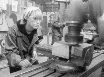 КОМУ К СТАНКУ, А КОМУ В ВУЗ? В ТЮМЕНИ СЧИТАЮТ, ЧТО ОТВЕТ ДАСТ ЕДИНЫЙ ЭКЗАМЕН