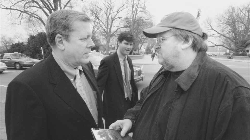 На фото: Майкл Мур (справа) спрашивает сенатора, готов ли он послать своего сына в Ирак