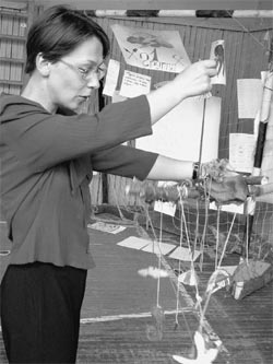 Завуч интерната тщательно изучает детские поделки: что-то из этого станет достоянием методкабинетов