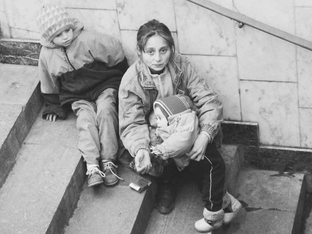 Бедные меняются. Беспризорники в России в 90. Бездомные дети в России на улице.